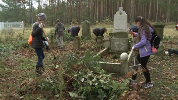 Grobersi w akcji. Przywracają pamięć o zmarłych