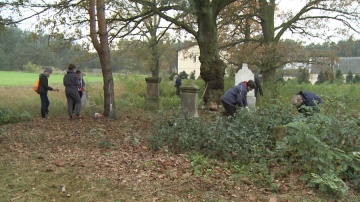 Grobersi w akcji. Przywracają pamięć o zmarłych