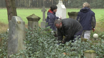 Grobersi w akcji. Przywracają pamięć o zmarłych