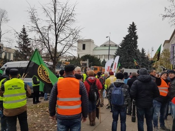 Górnicy w Warszawie. Pracownicy kopalni pikietowali przed Sejmem