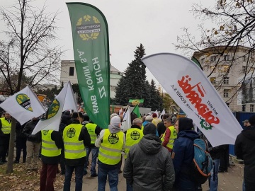 Górnicy w Warszawie. Pracownicy kopalni pikietowali przed Sejmem