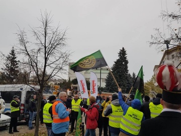 Górnicy w Warszawie. Pracownicy kopalni pikietowali przed Sejmem