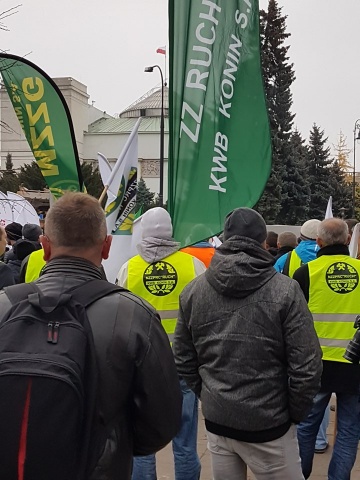 Górnicy w Warszawie. Pracownicy kopalni pikietowali przed Sejmem