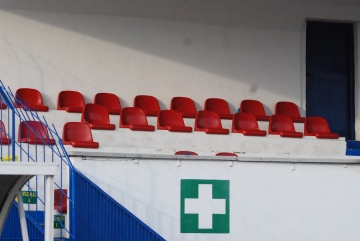 Wandale wyrwali krzesełka na stadionie. Straty na 1400 zł