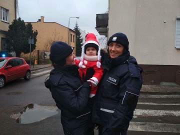 Policjanci w świątecznych przebraniach odwiedzili chore dzieci