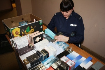 Koło. Policjanci zabezpieczyli na targowisku podrabiane perfumy