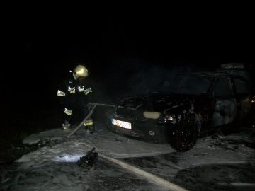 Nocny pożar samochodu w miejscowości Pokoje, w gminie Słupca