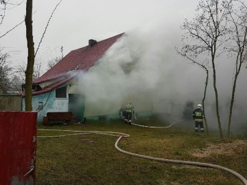 Podbór. Pożar budynku mieszkalnego. 29 strażaków w akcji gaśniczej