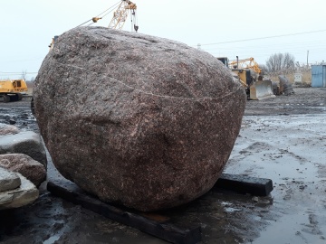 Ktoś chętny? 22-tonowy głaz trafi na licytację WOŚP w Koninie