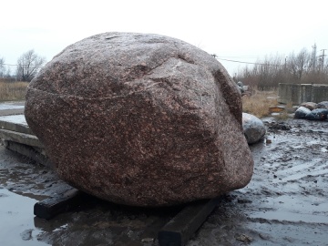 Ktoś chętny? 22-tonowy głaz trafi na licytację WOŚP w Koninie