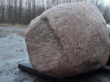 Ktoś chętny? 22-tonowy głaz trafi na licytację WOŚP w Koninie