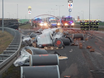 Koło. Wypadek na autostradzie. Po zderzeniu wysypały się beczki
