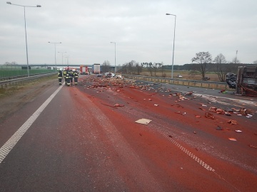 Koło. Wypadek na autostradzie. Po zderzeniu wysypały się beczki