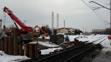 Konin. Sypiąca się kładka nad torami przeszła już do historii