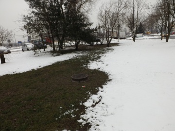 Po śniegu na osiedlu Zatorze tworzą się wzory na trawnikach