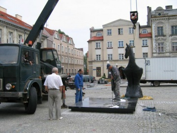 Koń stanie na rynku
