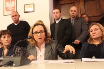 Odwołali ją z funkcji dyrektora po pobicu, wygrała przed NSA