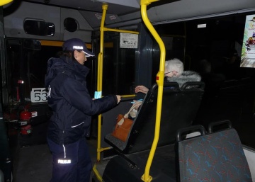 Rozdawano odblaski w autobusach MZK, które jeżdżą poza Konin