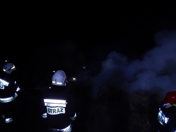 Podpalenie w Żerominie. Ogień strawił około 30 balotów słomy