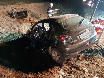 Wypadek w Kawnicach. Strażacy wyciągali z auta uwięzione kobiety