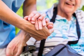 Obalamy mity związane z opieką osób starszych