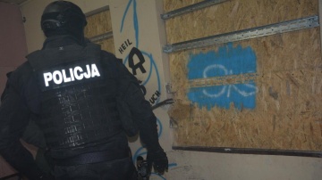Konińscy policjanci sforsowali drzwi w sklepie z dopalaczami