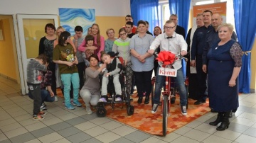 Komendant z Sompolna zorganizował zbiórkę makulatury na rower