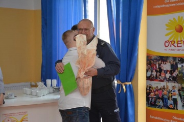 Komendant z Sompolna zorganizował zbiórkę makulatury na rower