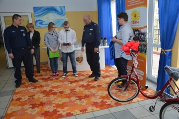 Komendant z Sompolna zorganizował zbiórkę makulatury na rower