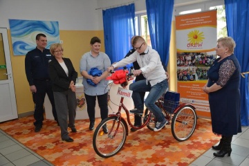 Komendant z Sompolna zorganizował zbiórkę makulatury na rower