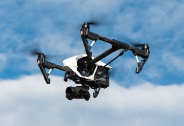 Latanie dronem bez zezwolenia, a kwestie bezpieczeństwa