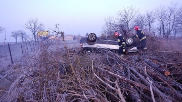 Wypadek na K92 w Grzegorzewie. Samochód na dachu, bez kierowcy
