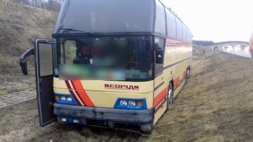 Kierowca autokaru z Ukrainy zasnął i zjechał do rowu przy A2
