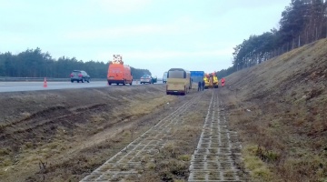Kierowca autokaru z Ukrainy zasnął i zjechał do rowu przy A2