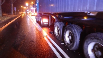 Wypadek w Brdowie. Samochód osobowy zderzył się z ciężarówką