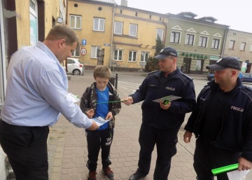 Policjanci wspólnie z burmistrzem Sompolna rozdawali ulotki