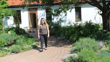 Ogród przy Muzeum Okręgowym w Koninie - Gosławicach w rozkwicie