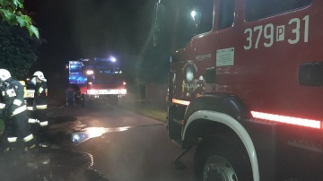 Nocna akcja strażaków. W Przyjmie spłonął samochód osobowy