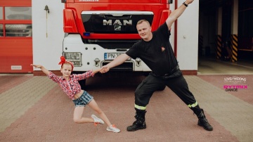 Wspólna sesja fotograficzna na Dzień Ojca.Tancerka i strażak