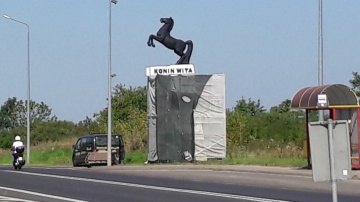 Po naszej interwencji miasto naprawiło witacz w Wilkowie