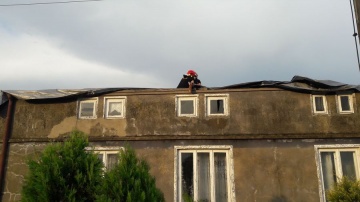 Konin. Zerwany dach w budynku mieszkalnym przy Świętojańskiej