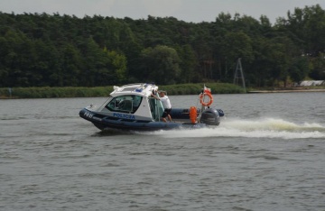Konińscy policjanci patrolują jeziora. Pomagają i pilnują porządku