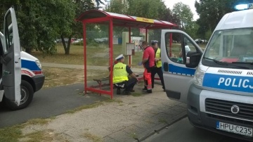 Pierwsza pomoc na przystanku. Policjanci pomogli  90-latkowi