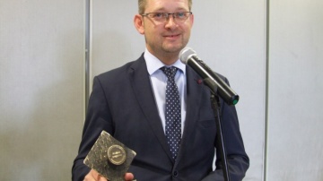 Przyjazny mediom. Burmistrz Ślesina ze statuetką od dziennikarzy