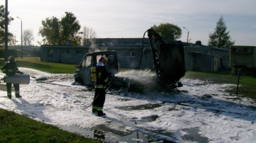Pożar w jednostce wojskowej w Powidzu. Spłonął samochód