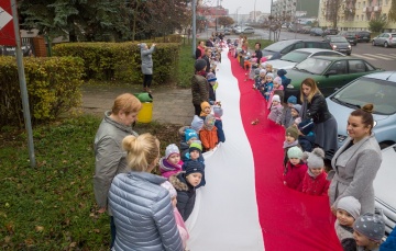 Koło. Przedszkolaki rozwinęły kilkunastometrową flagę Polski