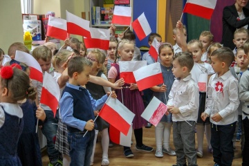 Koło. Przedszkolaki rozwinęły kilkunastometrową flagę Polski