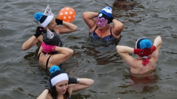 Sylwestrowo w Gosławicach. Ostatnia kąpiel morsów w tym roku