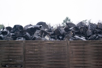 Hałda niebezpiecznych odpadów w Marantowie. Kto je zutylizuje?
