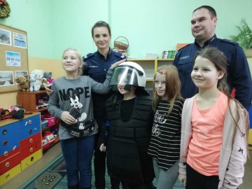 Bezpieczne ferie. Policjanci spotkali się z uczniami SP w Osieczy